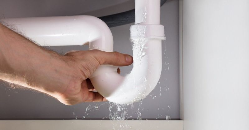 Veszélyes szokás: Forró víz a mosogatóba? A csövek rémálma!