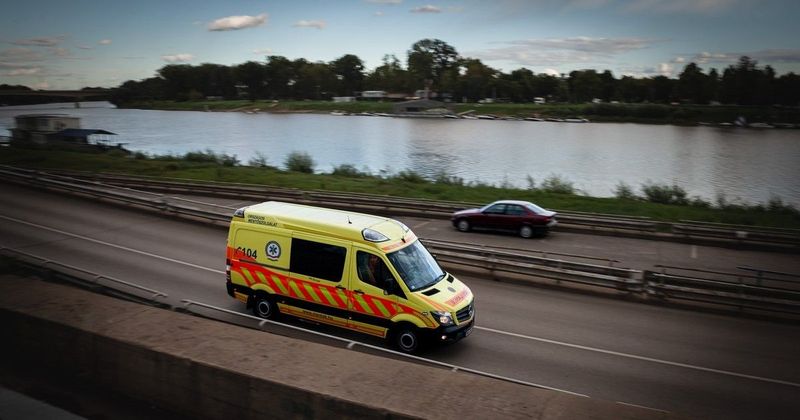 Az ismert énekesnő rosszul lett a színpadon, a közönség döbbenten figyelte a fejleményeket