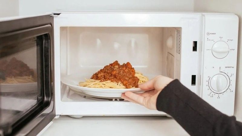 A mikrózott ételek körüli tévhitek, amik miatt sokan feleslegesen aggódnak
