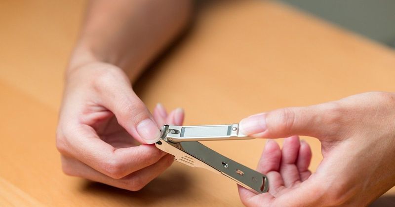 Meglepő felfedezés: Miért van lyuk a körömvágódon? A szakértő elárulja!